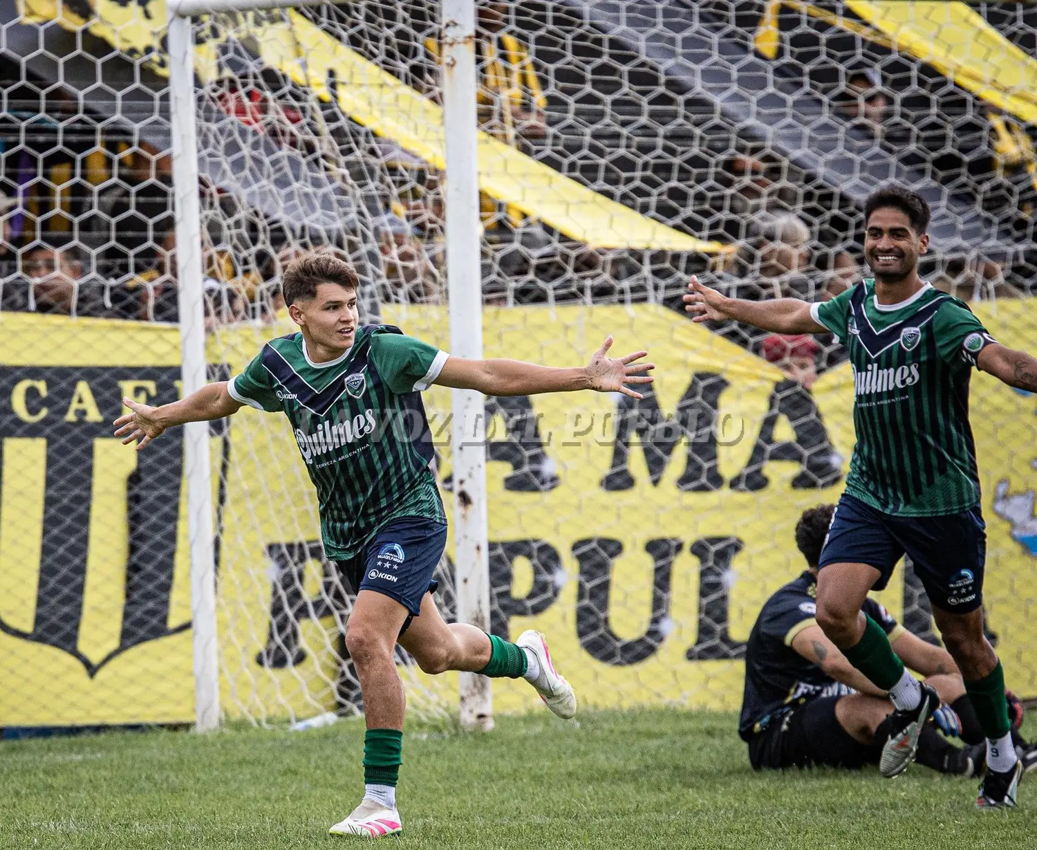 El abrazo de los jugadores de Villa del Parque, que ayer fue ampliamente superior al Decano