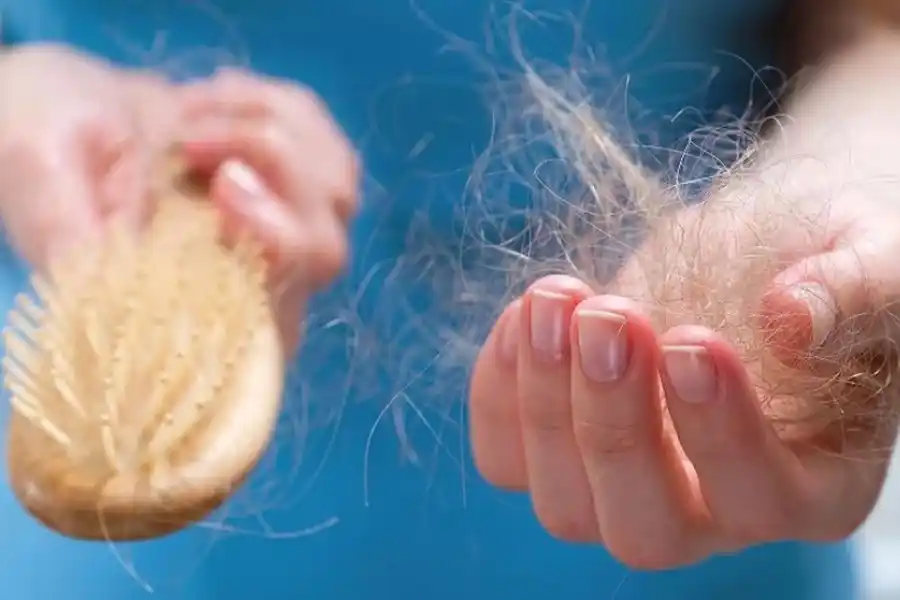 ¿Cuáles son las vitaminas esenciales para evitar la caída de cabello?