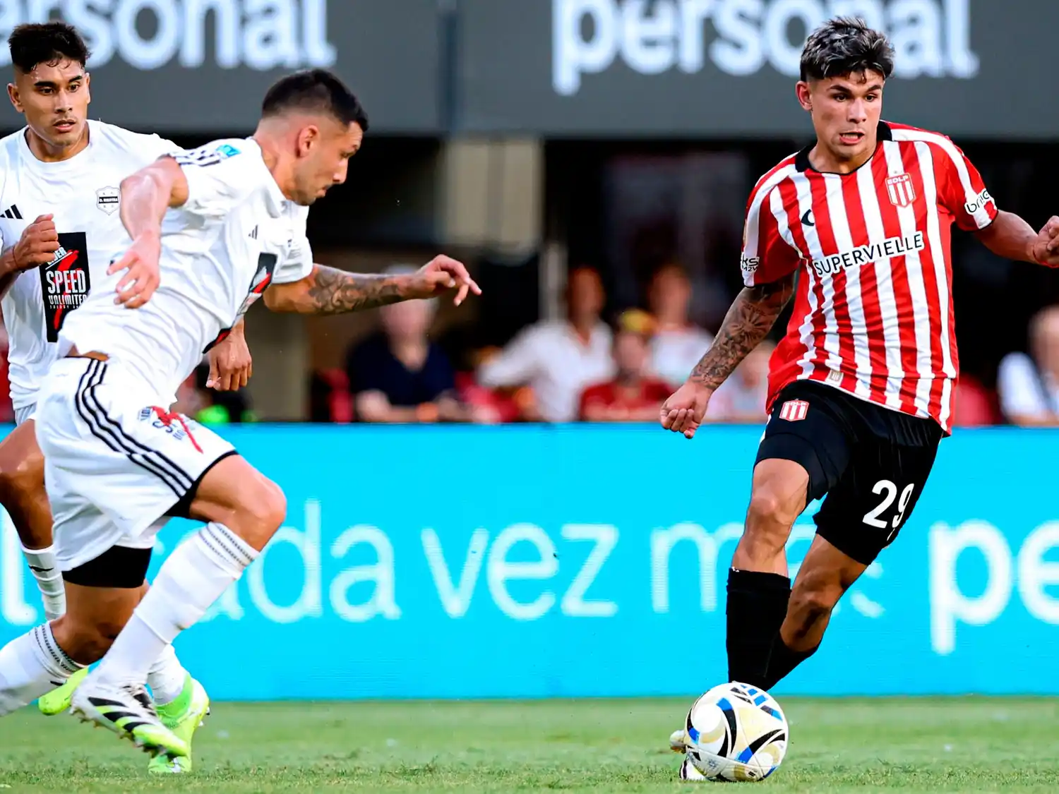 Estudiantes superó a Riestra y se acercó a la punta