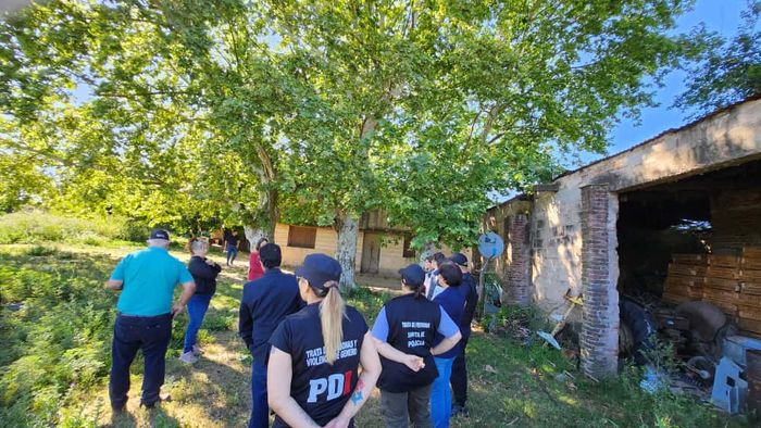 Rescataron a 42 personas en situación de explotación laboral y secuestraron armas, dinero y documentación - 5