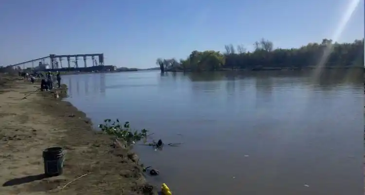 Pescadores redujeron a un delincuente y su familia intentó que se escape