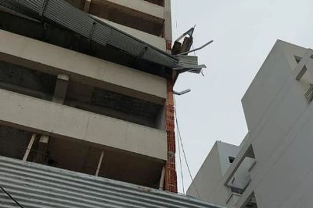 Tragedia en La Plata: un albañil murió tras caer del quinto piso de una obra