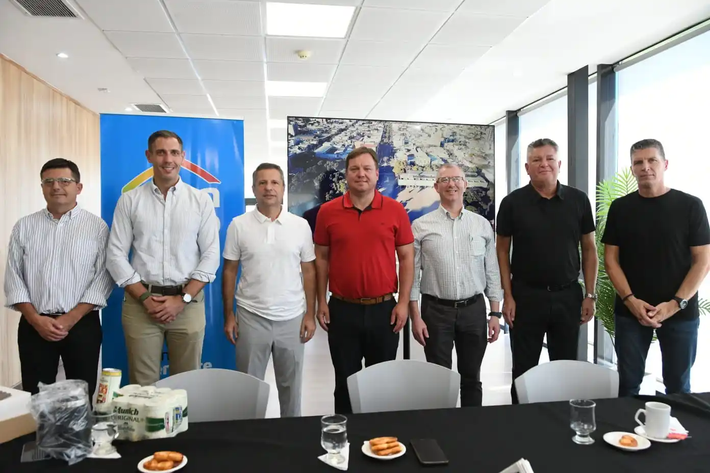 El intendente Damián Bernarte junto a autoridades municipales, representantes del Parque Industrial de San Francisco y funcionarios de Paraguay