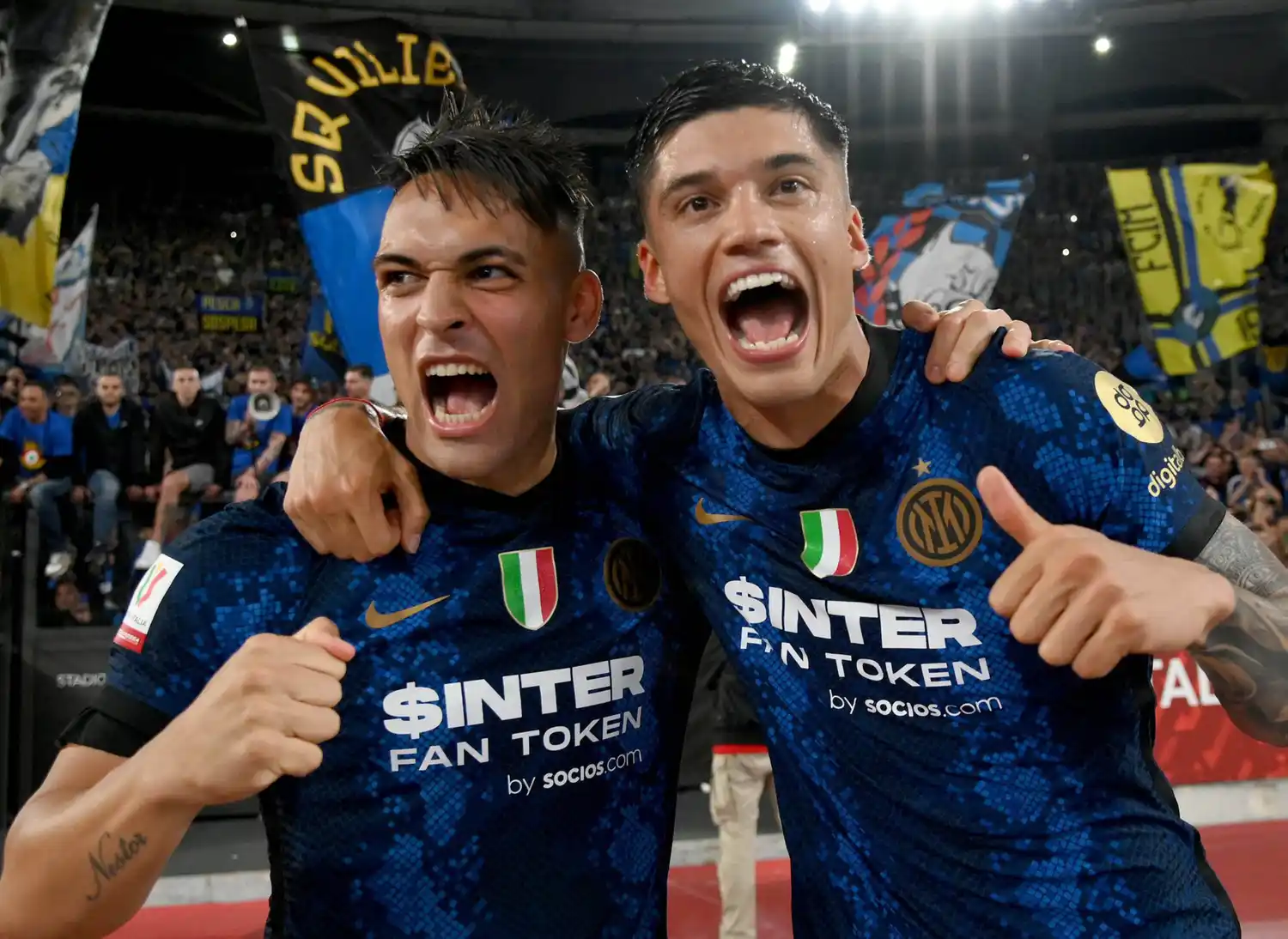 Festejo entre Lautaro Martínez y Correa.