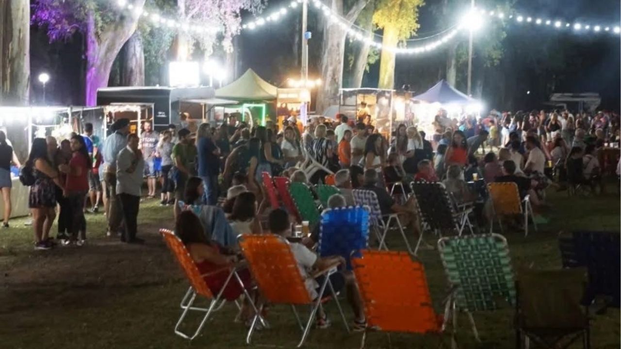 Buen marco de público para disfrutar de la propuesta cultural y gastronómica.
