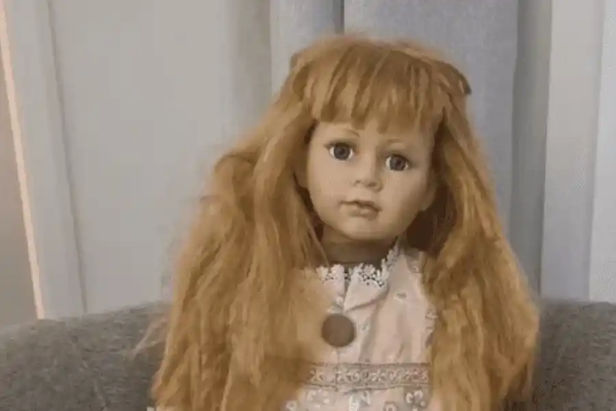 Una cazafantasmas se llevó una muñeca diabólica a su casa y experimentó fenómenos inexplicables