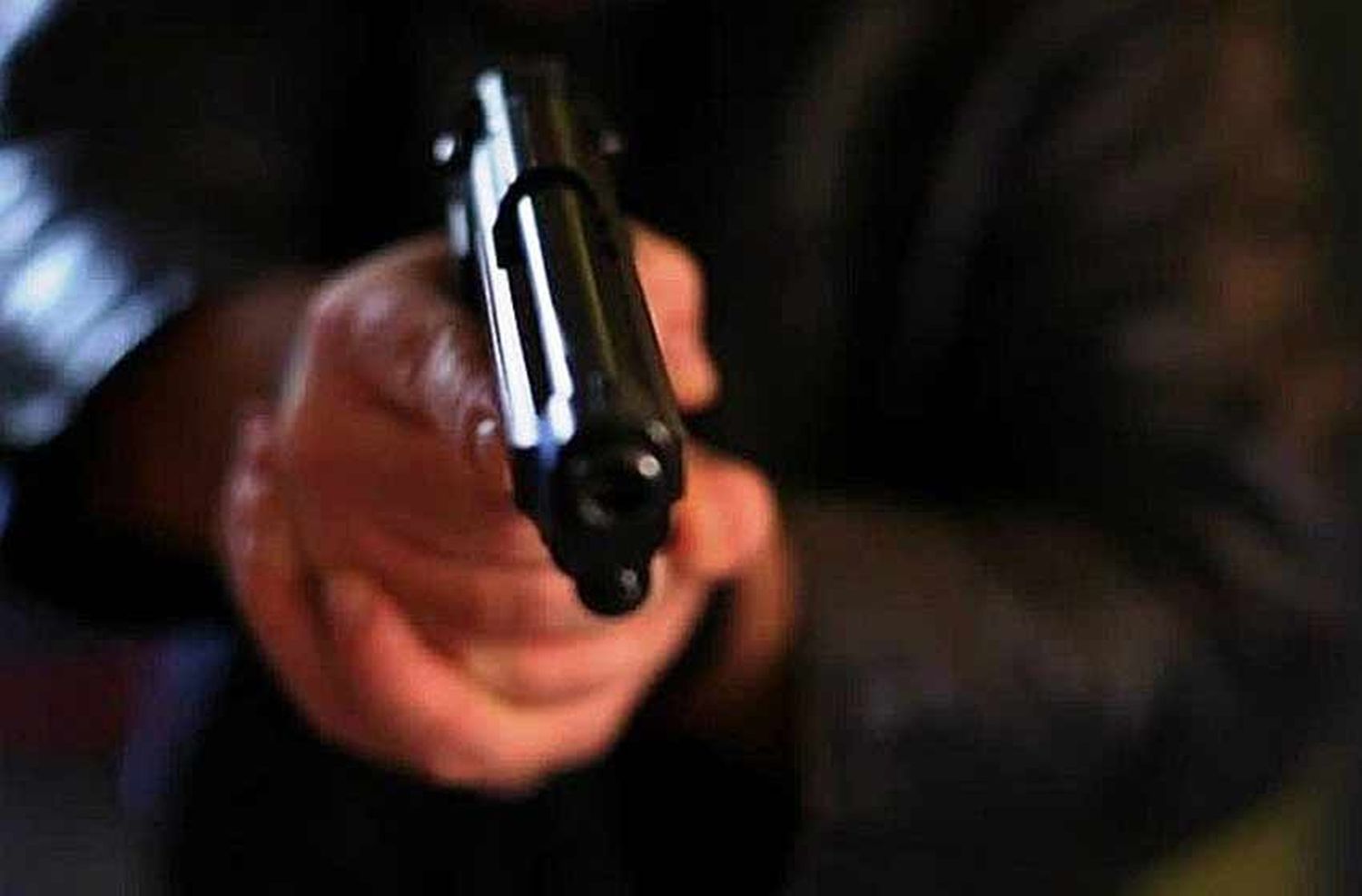 La amenazó a punta de pistola para entrar en su casa y le robó dinero