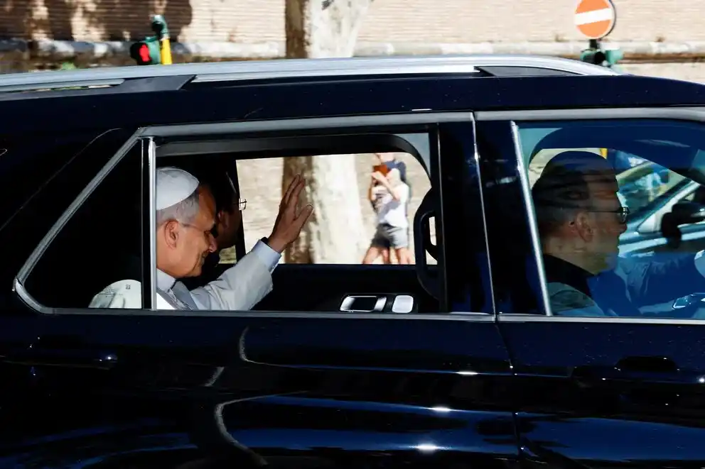 El papa León XIV llegó caminando al sanatorio y será operado este martes