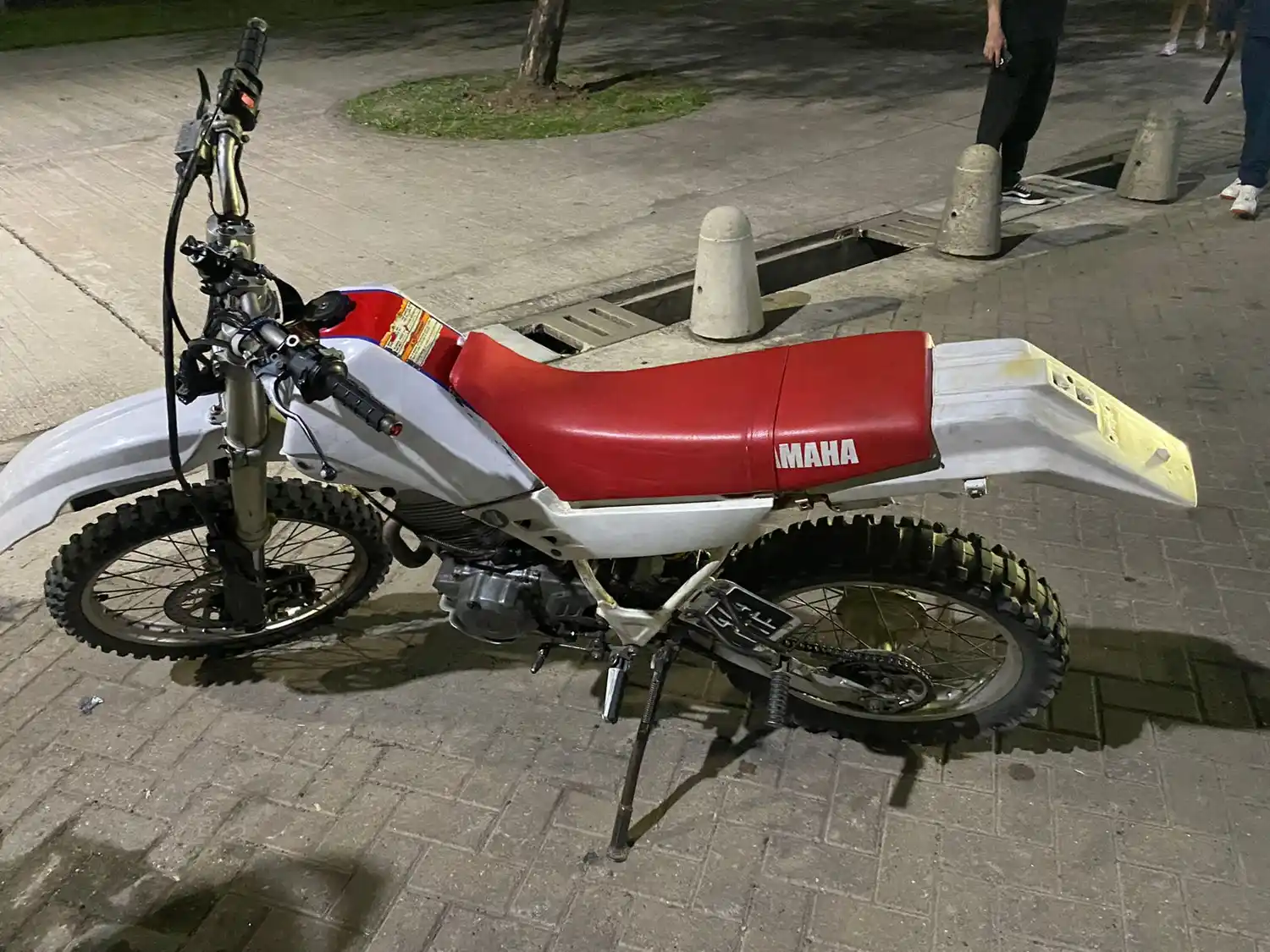 Cayó un joven de 18 años con una moto robada frente al Museo del Deporte