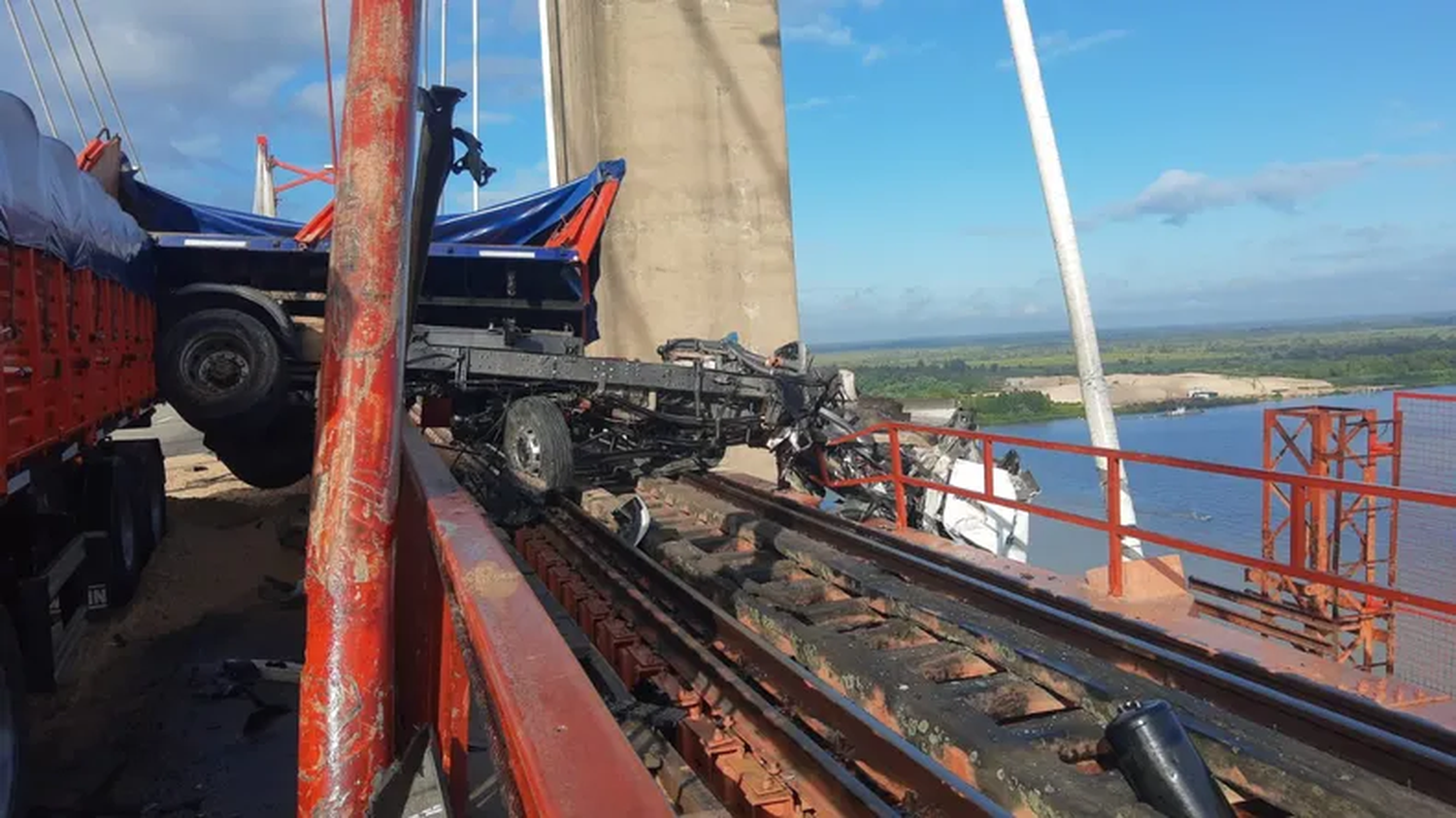 Un camión quedó colgado del Puente Zárate-Brazo Largo