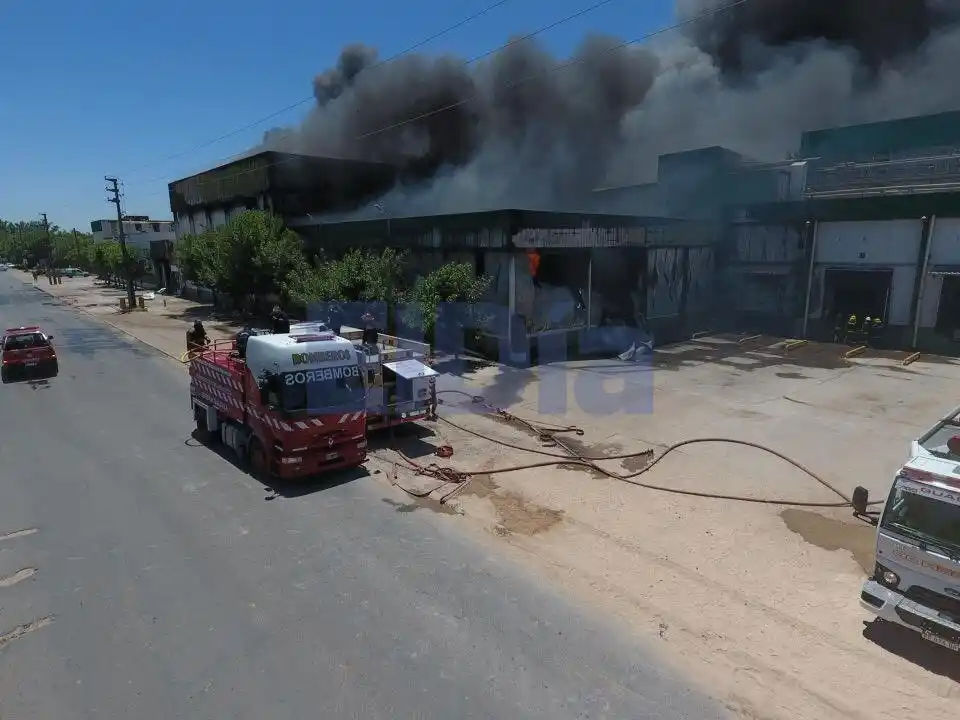 Impactantes imágenes aéreas del dramático incendio en el frigorífico