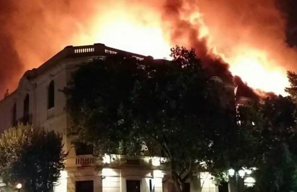 Chile: Manifestantes queman la Universidad Pedro de Valdivia en Santiago