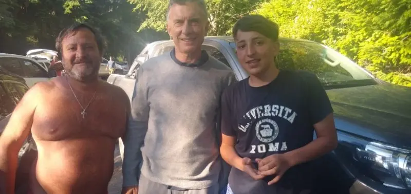 Un chico de Gonzáles Cháves se perdió y lo rescató Macri