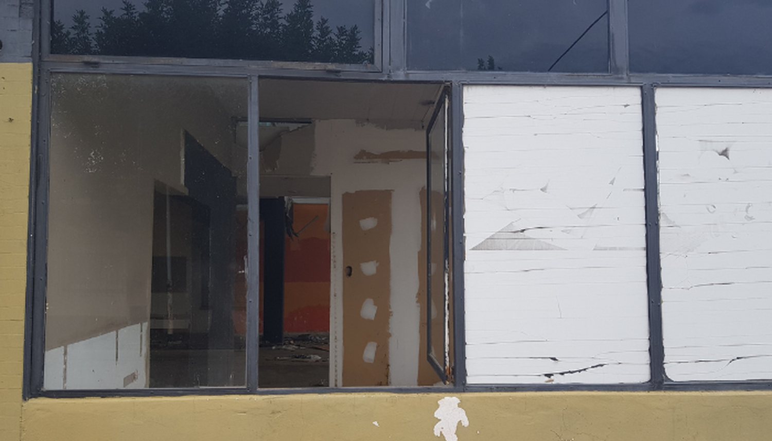 Habían cercado la vieja Terminal con rejas y ya entró gente por una ventana