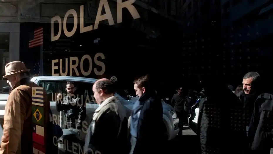 El dólar cae fuerte en el cierre de la semana