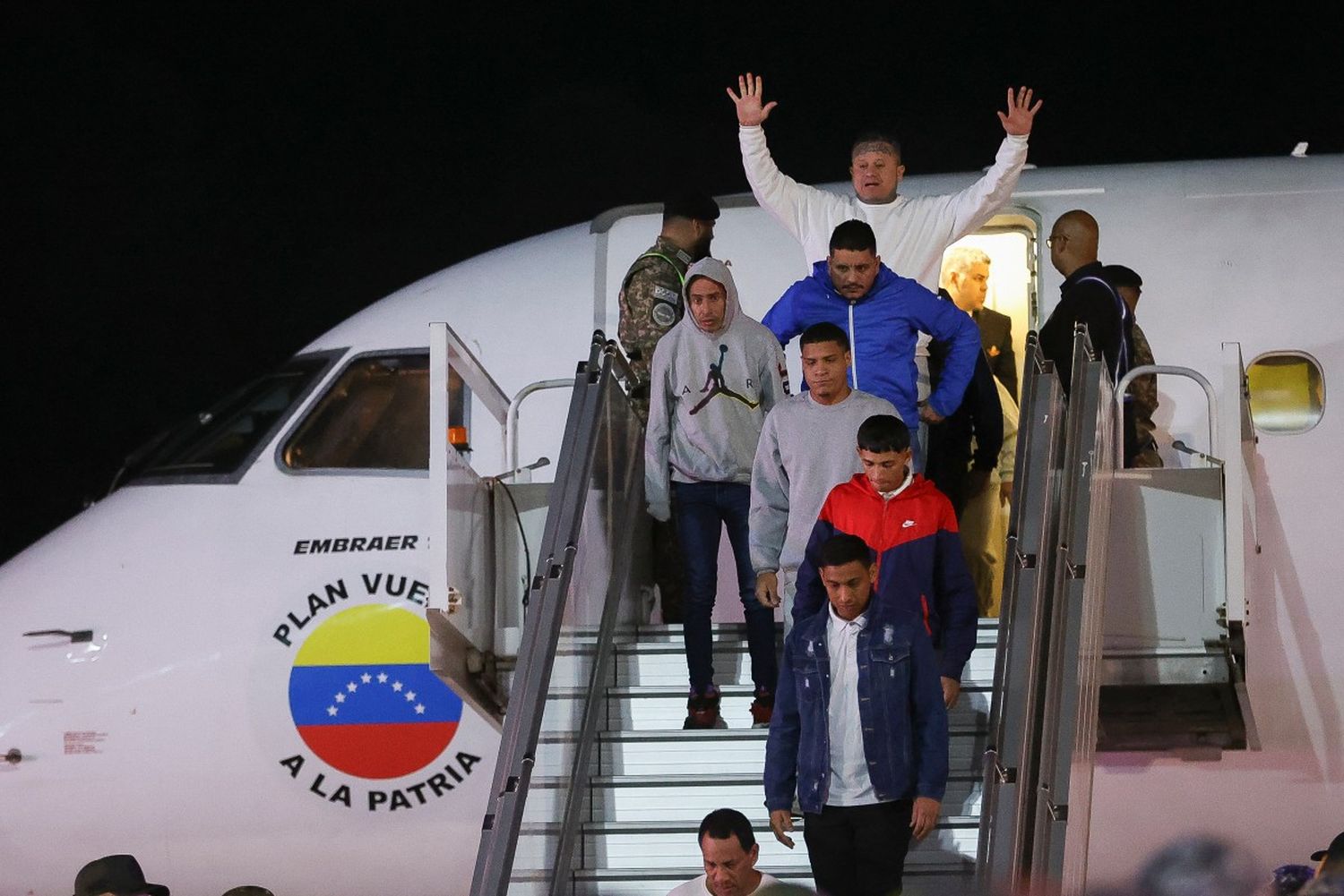 ¡PUROS HOMBRES! Así recibieron a los venezolanos deportados de EE.UU. (+Fotos)