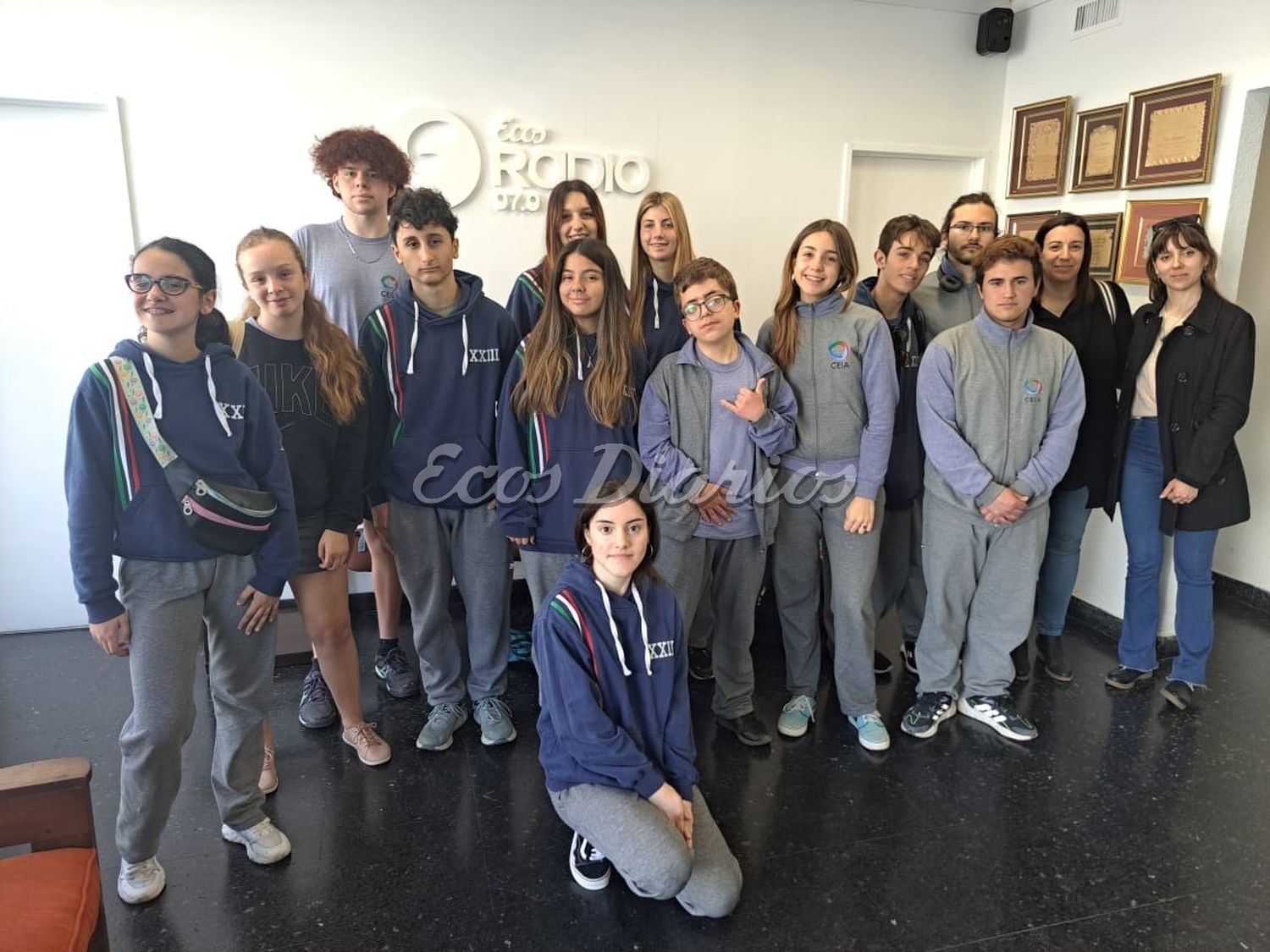 Visita guiada. Los estudiantes junto a sus docentes en Ecos Diarios