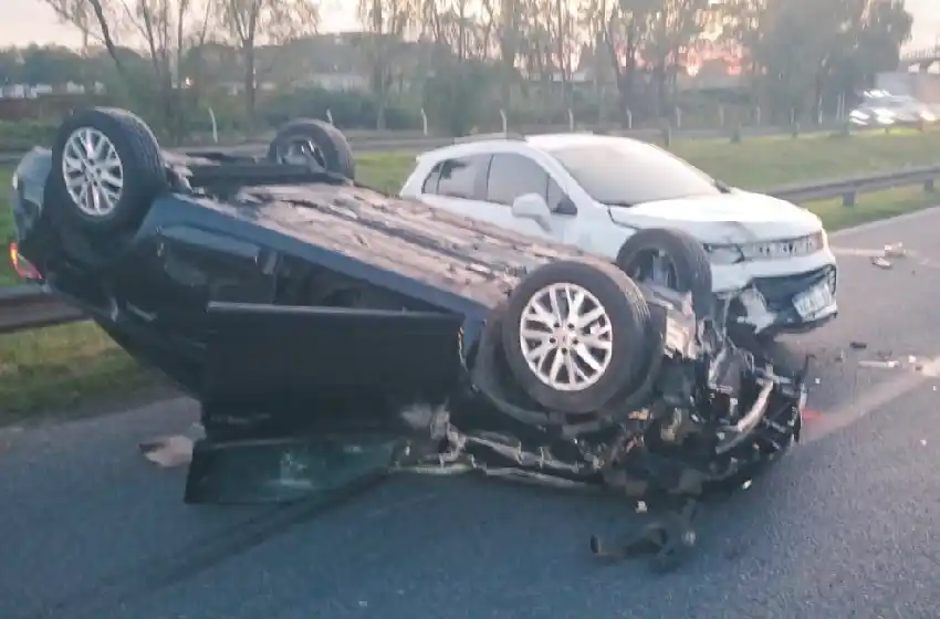 Dos autos chocaron contra un caballo: uno volcó y el animal murió