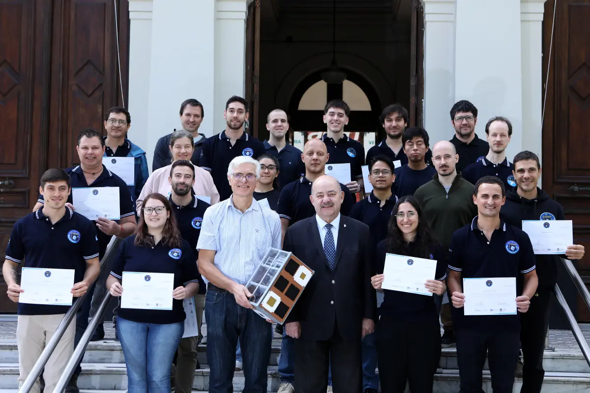 Reconocimiento al equipo que creó "Atenea"