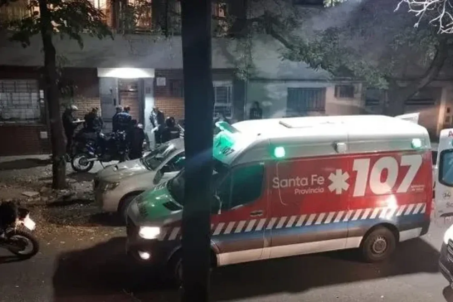 Desde una moto, atacaron a balazos un auto pintado como taxi: hay tres heridos, uno de ellos está grave