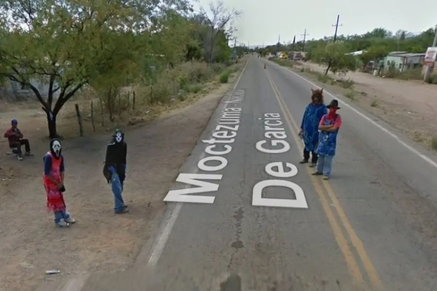 Joyas de Internet: ¿quiénes son los tenebrosos disfrazados que aparecieron en una imagen de Google Maps?
