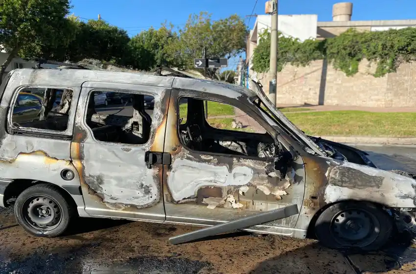 Se prendió fuego un auto en Moreno al 3000 mientras circulaba