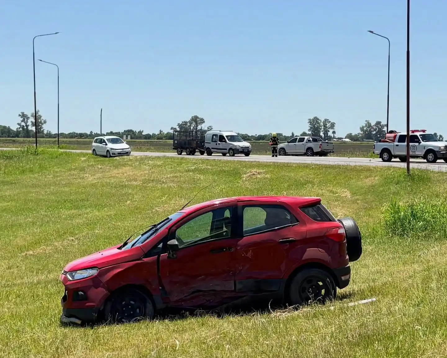 Choque en cruce de rutas provinciales 70 y 22: los Bomberos Voluntarios asistieron a los involucrados - 2