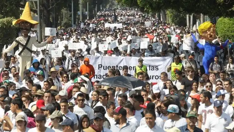 Multitudinaria marcha en México contra Donald Trump