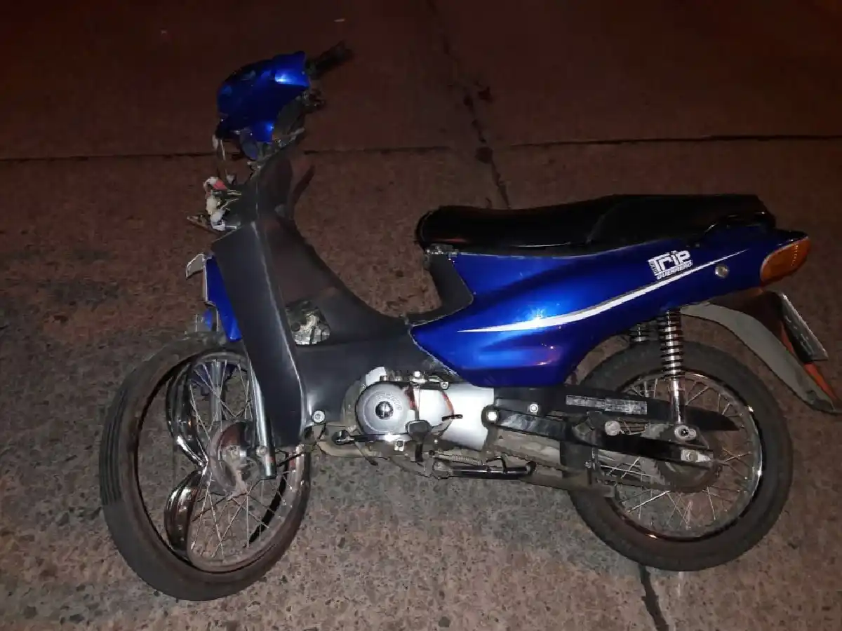 Dos menores lesionados al chocar una moto y un auto 