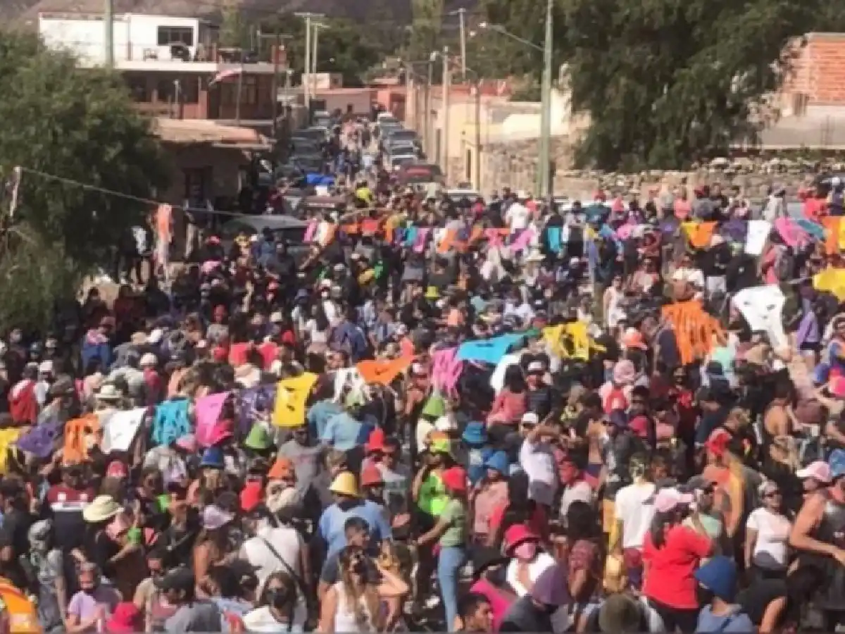 JUJUY: PESE A LAS RESTRICCIONES UNA MULTITUD PARTICIPÓ DEL CARNAVAL EN TILCARA