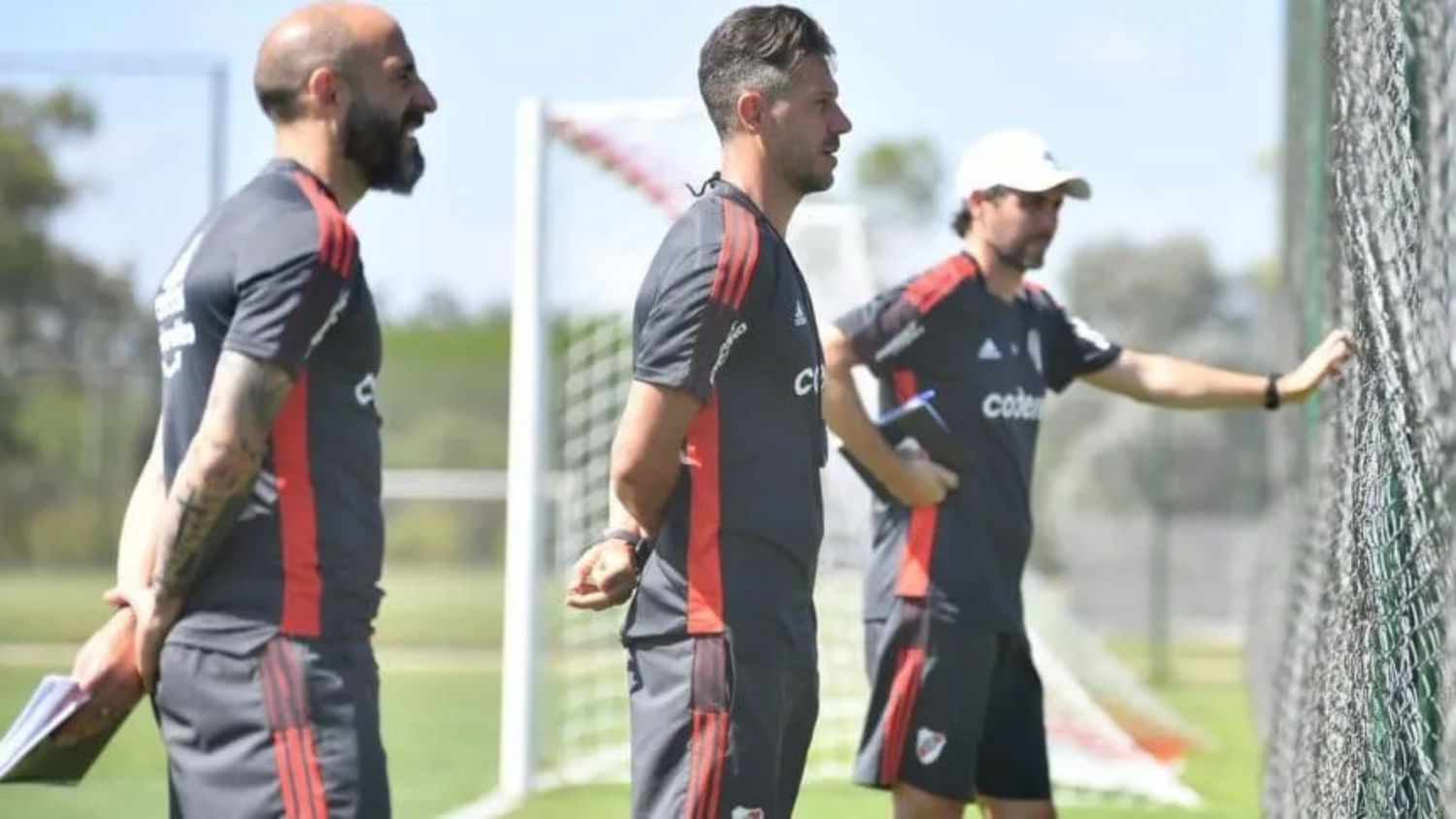 Martín Demichelis (medio) junto a sus asistentes Javier Pinola y Germán Lux.