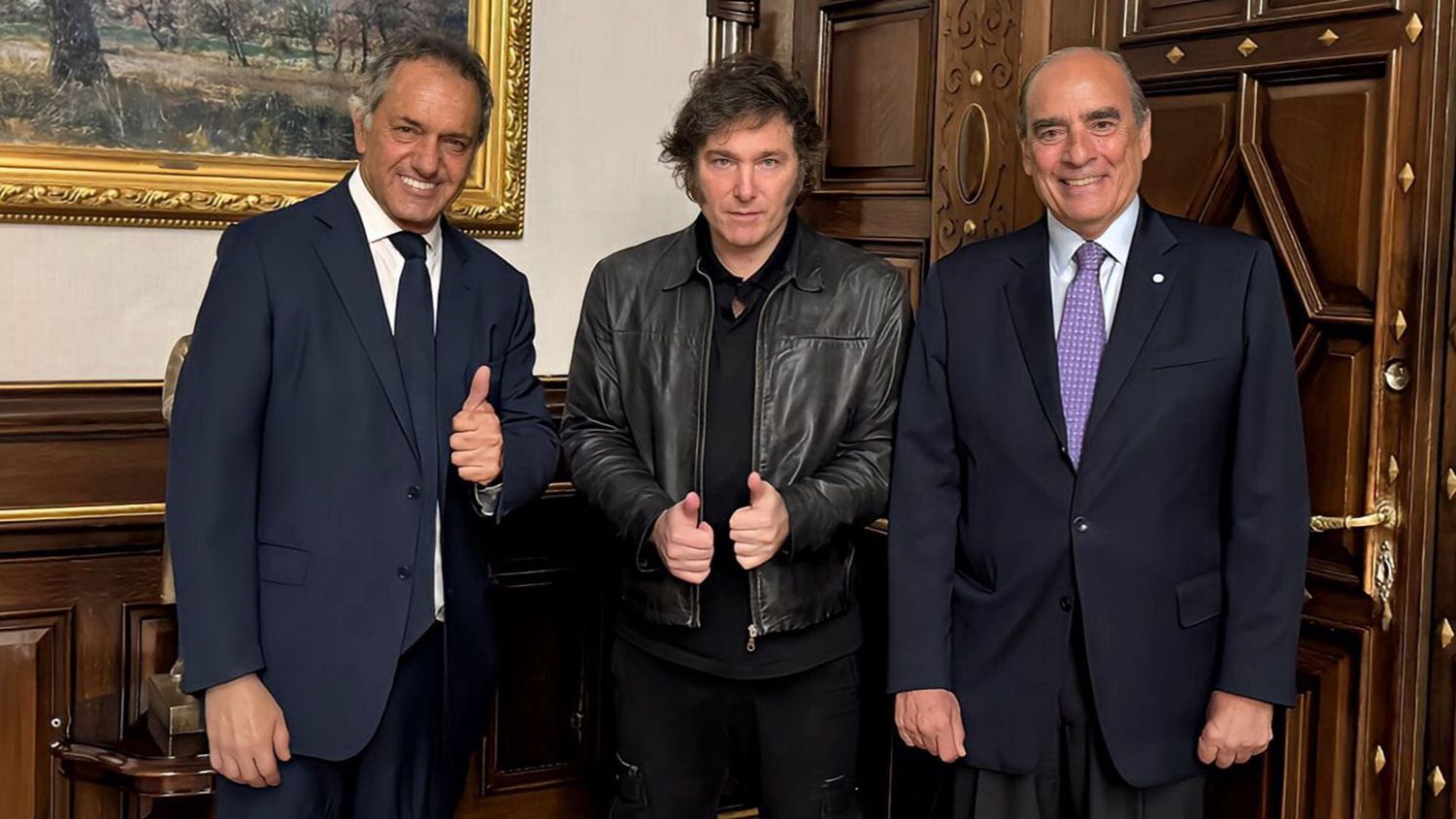 Daniel Scioli posa junto al presidente Javier Milei y el jefe de gabinete de minisitros, Guillermo Francos.