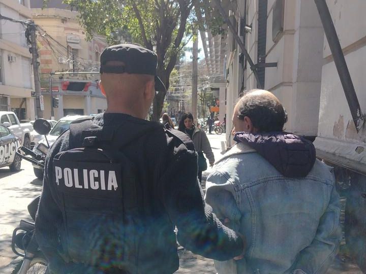 Detuvieron en zona noroeste a un hombre por maltrato animal: tenía dos perros en mal estado de higiene y salud.