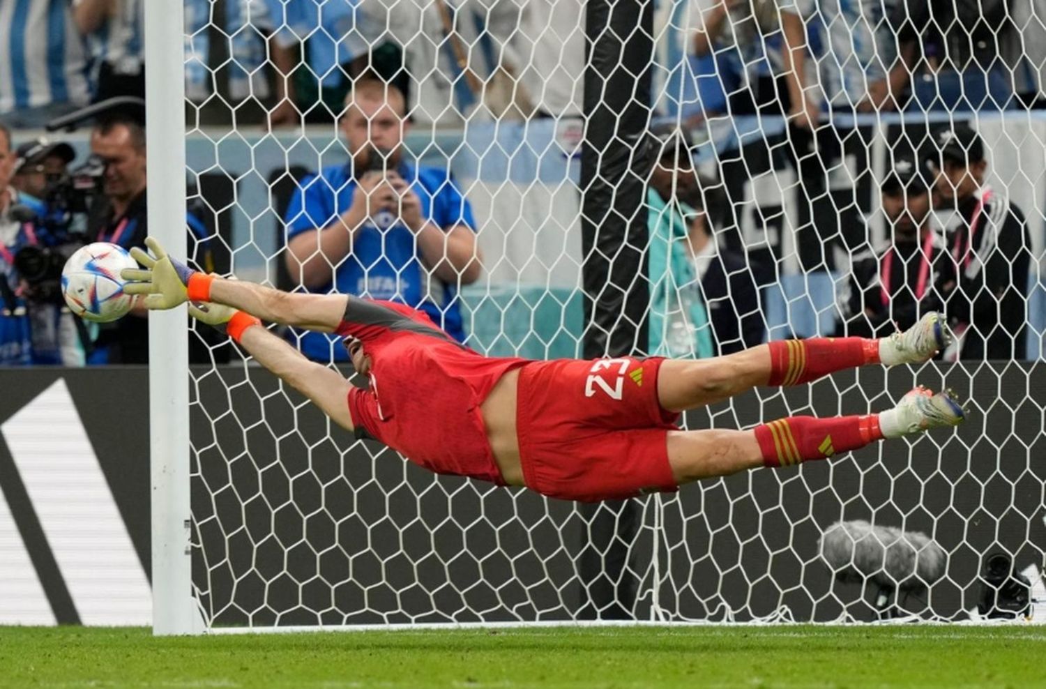 Dibu Martínez subasta sus guantes del Mundial para colaborar con el Hospital Garrahan