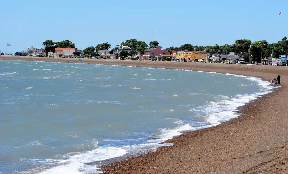 Los Pocitos atrae por su playa y por sus ostras.
