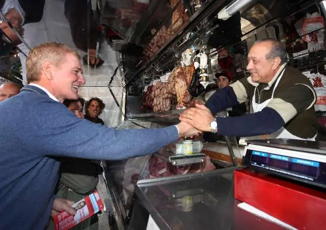 Elecciones 2013: De Narváez dijo que "darle plata a la gente no resuelve la pobreza"