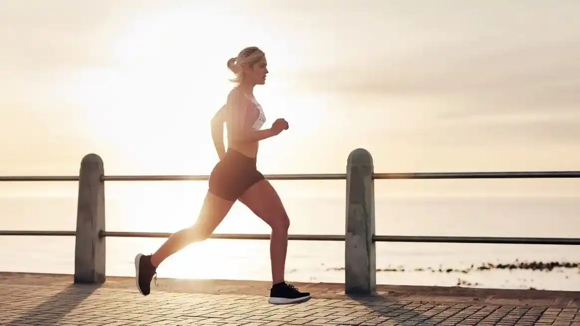 La progresión gradual en intensidad y tiempo evita lesiones y sostiene la motivación.