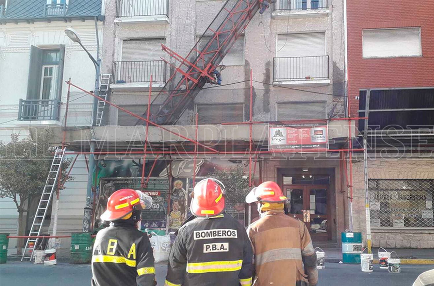 Tensión y susto al desprenderse estructura de obra en un edificio de Mar del Plata