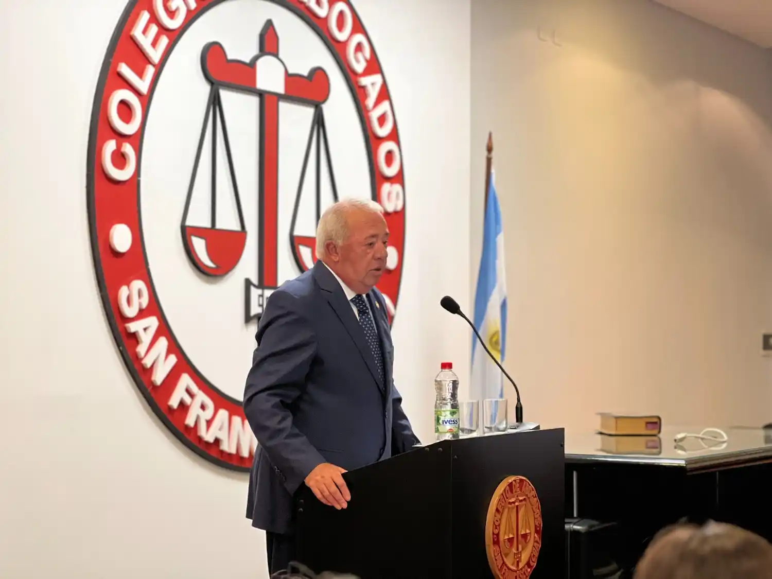 Alberto Arieta asumió el viernes como presidente del Colegio de Abogados de San Francisco.