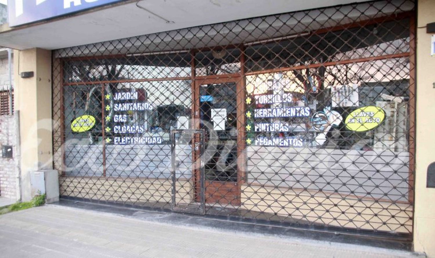 Dos delincuentes sorprendieron y ataron a comerciante para robarle