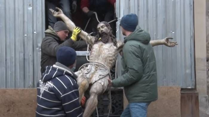 Trasladan el Cristo de Leópolis a un búnker 