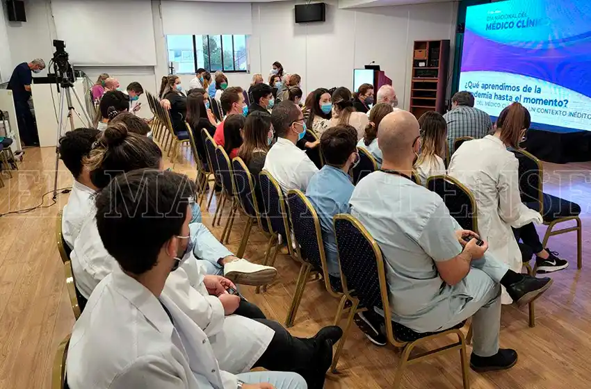 Encuentro Nacional sobre el rol del médico clínico: "Nos preocupa que 1 de cada 5 quiere dejar la profesión"