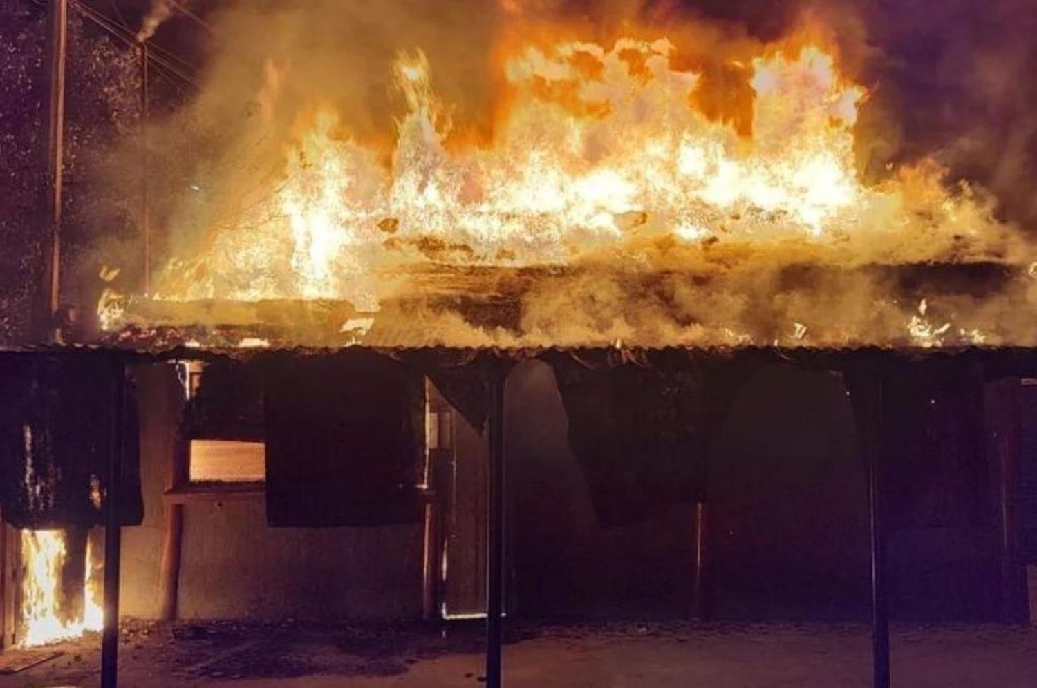 Feroz incendio en una cancha de Futbol 5 en el sur de la ciudad de Santa Fe