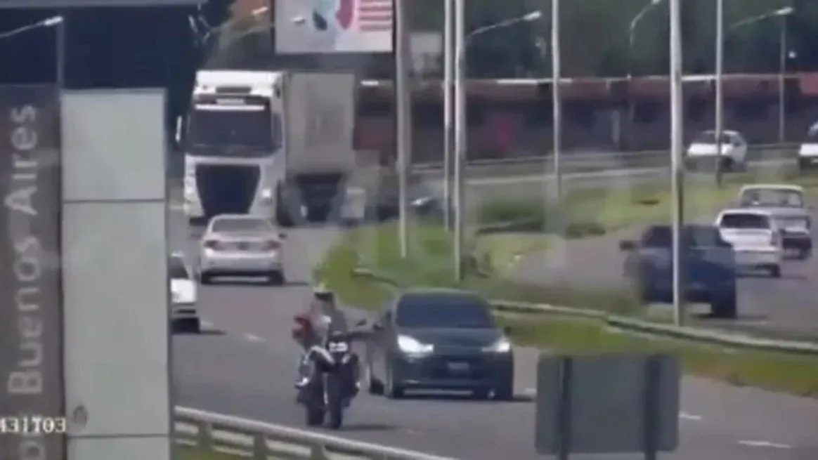 VIDEO | Una mujer manejó desorientada 6 km en contramano en la Panamericana y causó un choque