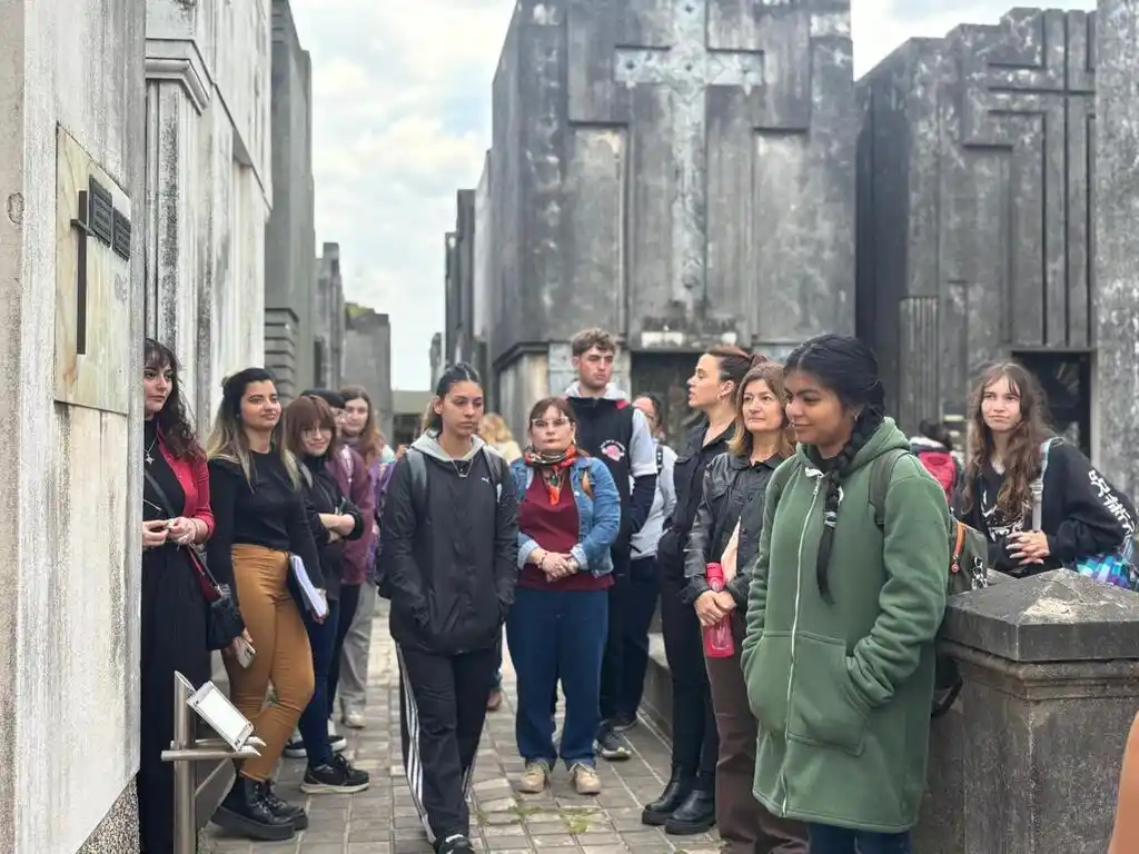 Visita guiada del Circuito Histórico del Cementerio Municipal, tras la actualización realizada por alumnos del Profesorado de Historia del ISPJVG