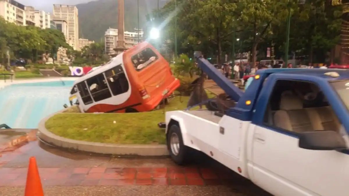 TREMENDO GOLPE: la colisión de dos autobuses en la Plaza Altamira deja al menos 16 heridos