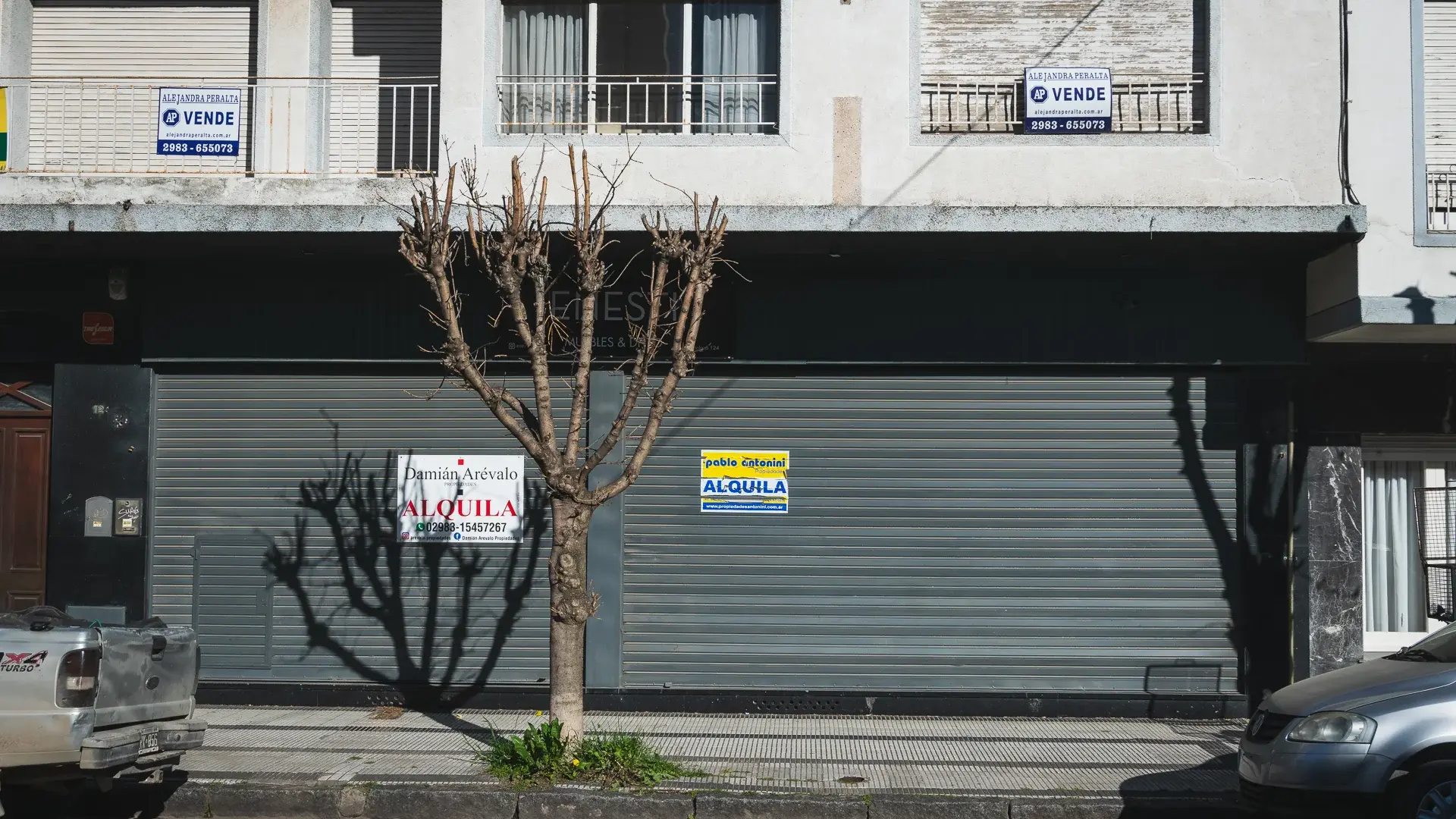 En diversas cuadras del centro hay locales ofrecidos en alquiler y en casos más puntuales, también en venta

FOTOS /  NAHUEL LA GRUTTA