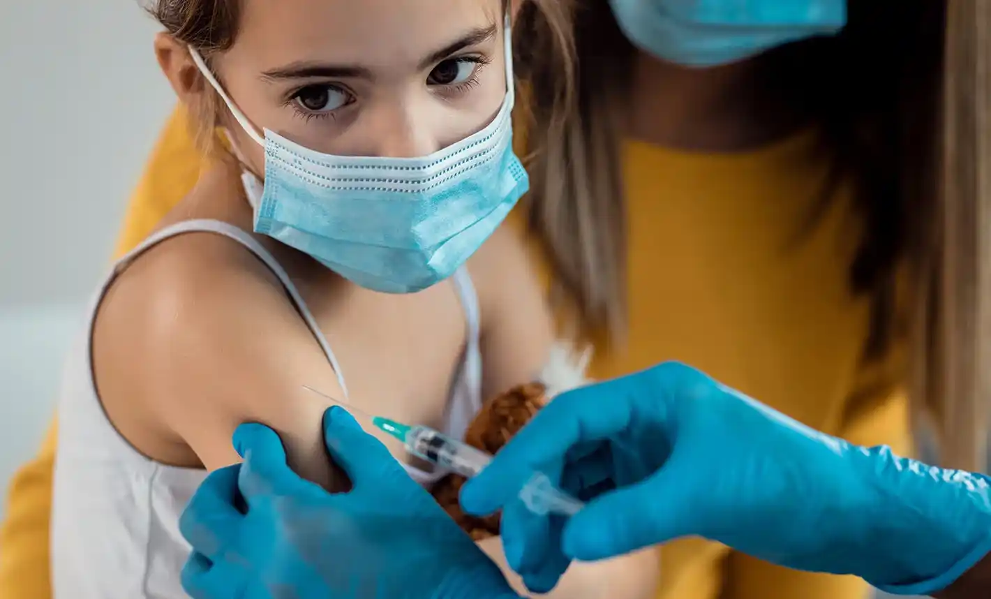 OMS: no hay pruebas de que niños y adolescentes sanos necesiten refuerzo de vacunas contra Covid-19