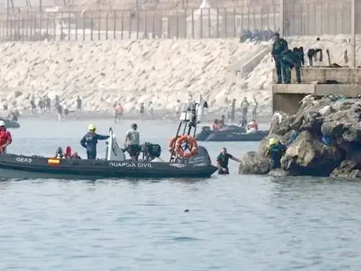 España dispuso una barrera flotante para evitar la llegada de migrantes a Ceuta.