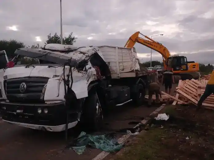 Volcó un camión con maderas en la Ruta 14: el chofer quedó atrapado y tuvo que ser rescatado